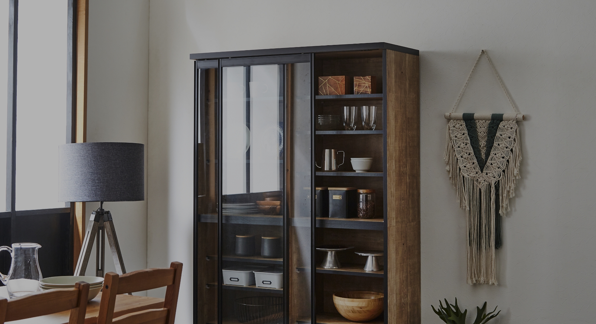 横スライド扉でキッチン導線もスムーズ。扉が選べる大容量レンジボードポエム3