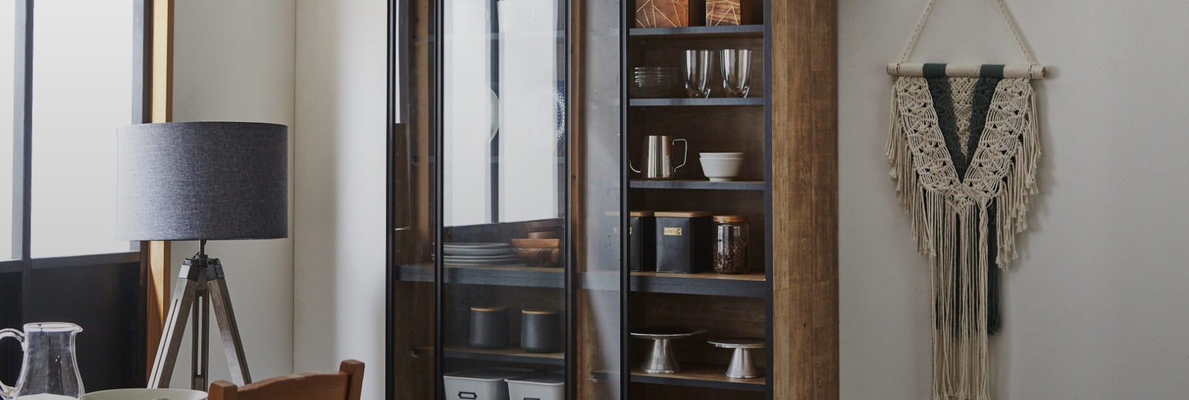 食器棚 生活にフィットする設計や木製家具の風合いを感じさせるデザイン。