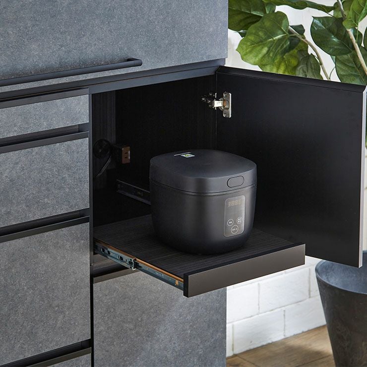 棚板付き開き戸で2Lペットボトルも収まる収納力