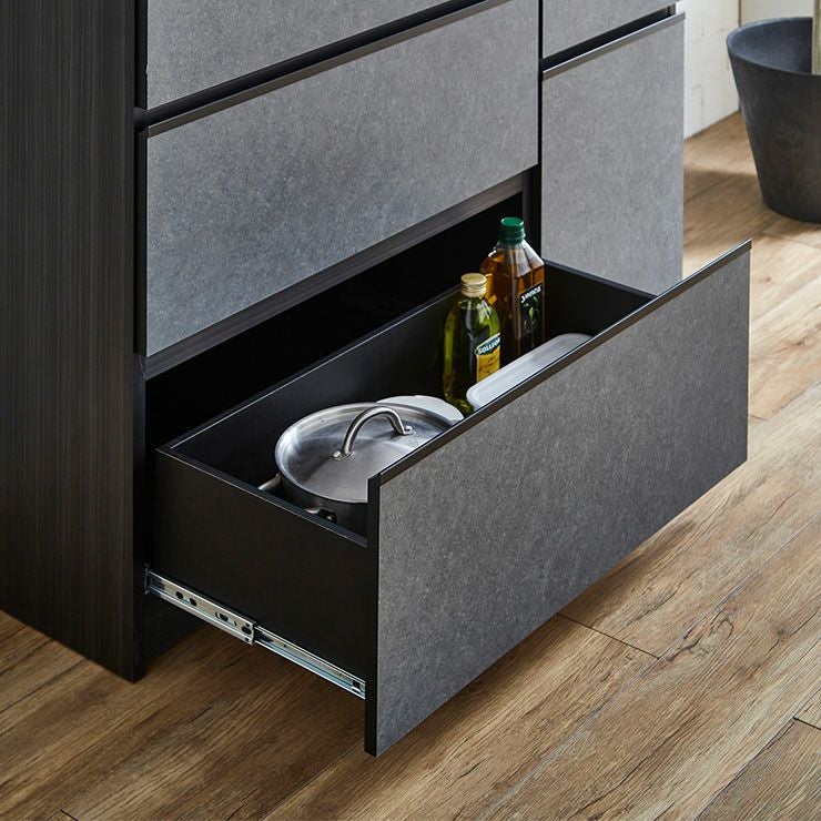 引き出し3杯付きでスムーズに開閉できる使いやすい設計