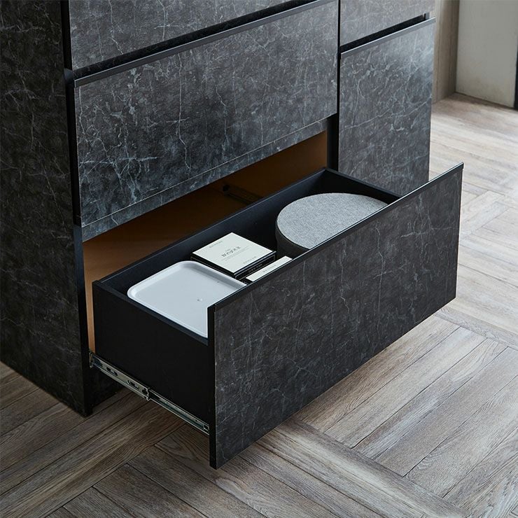 手前に引き出せるスライド棚で作業しやすい