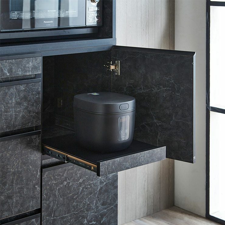 引き出せるカウンターで作業台としても活用可能