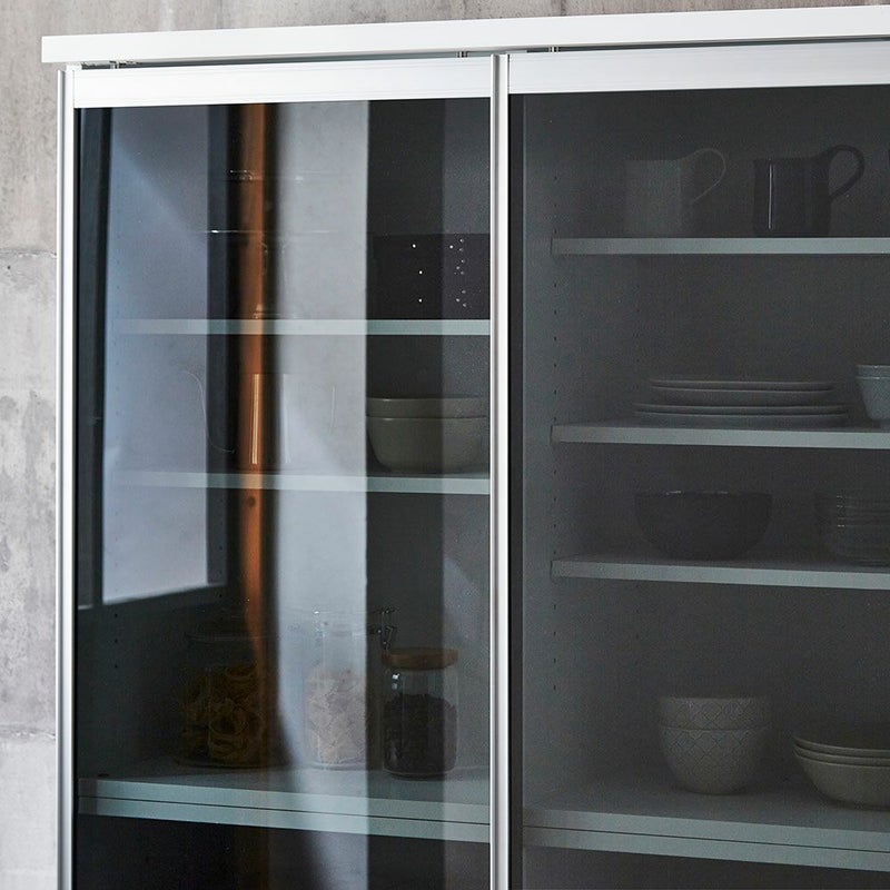 ホワイトガラス扉 大容量可動棚で飾る収納