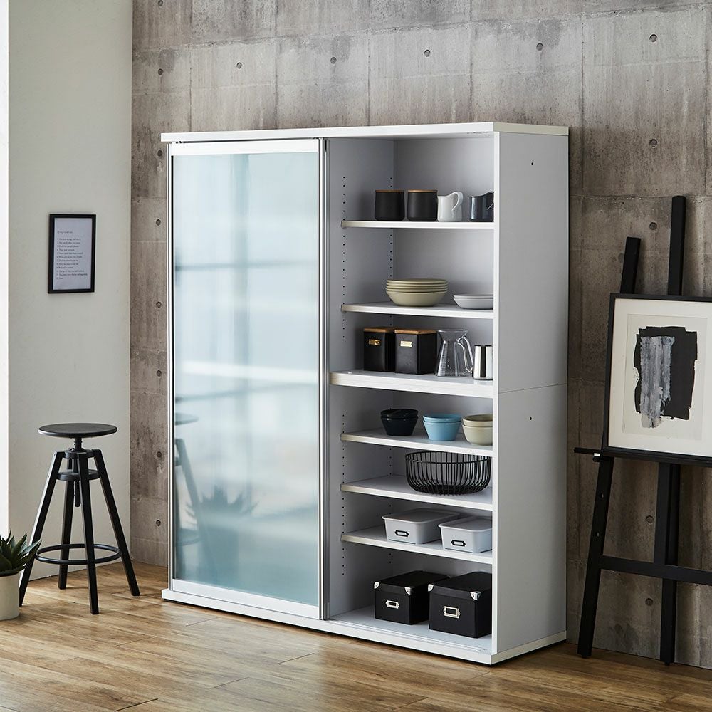 ミストガラス扉の落ち着いた収納空間