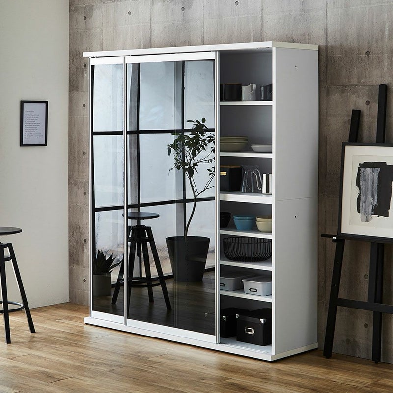 スモークガラス扉で中身を程よく隠す収納