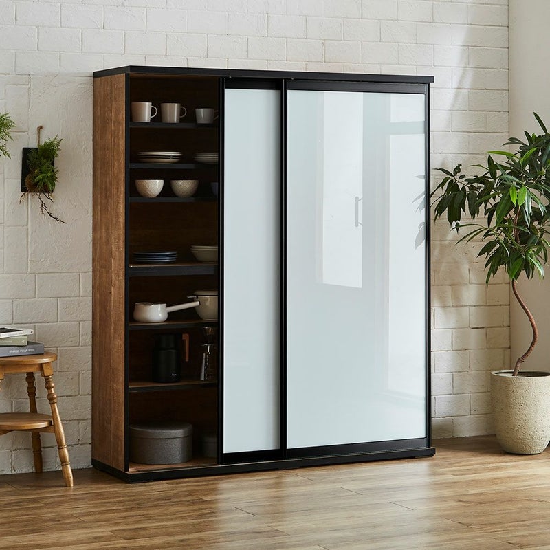 クリアガラス扉で効率よく収納できる棚