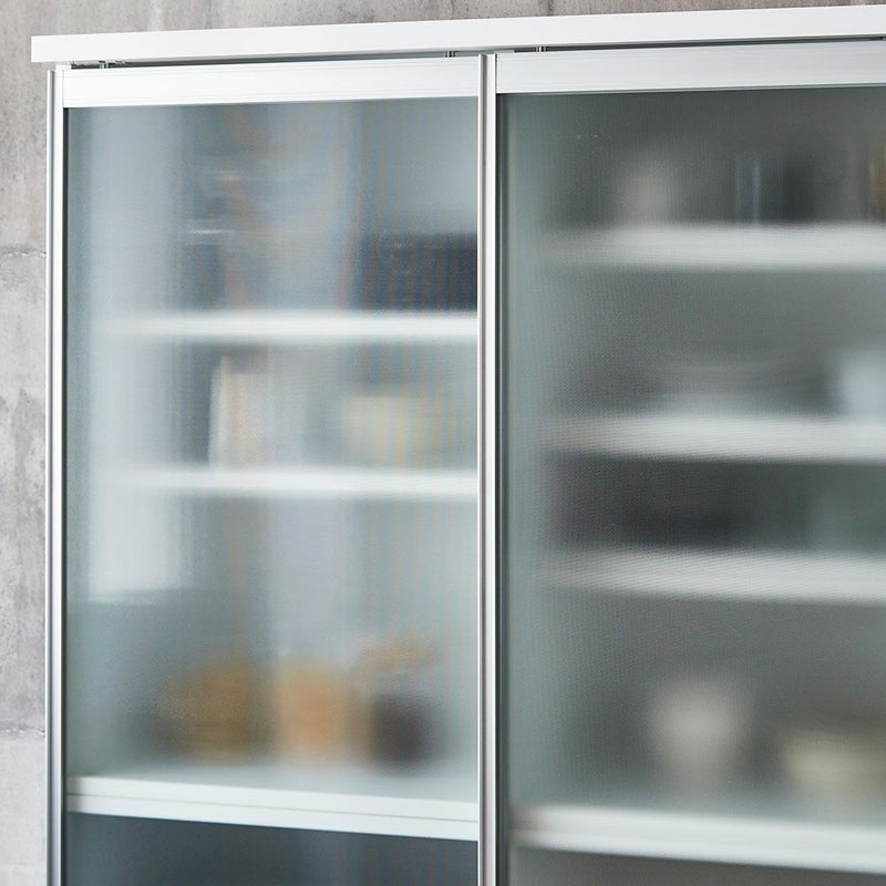 可動棚付きクリアガラス扉で効率よく収納