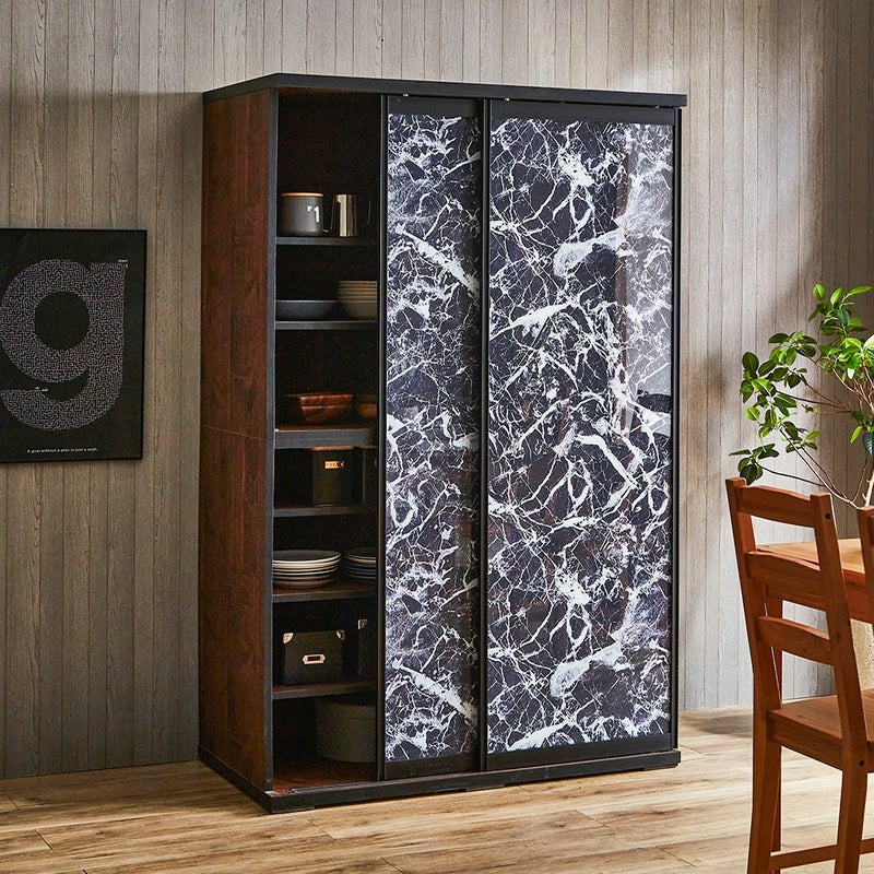 ミストガラス扉の落ち着いた収納空間