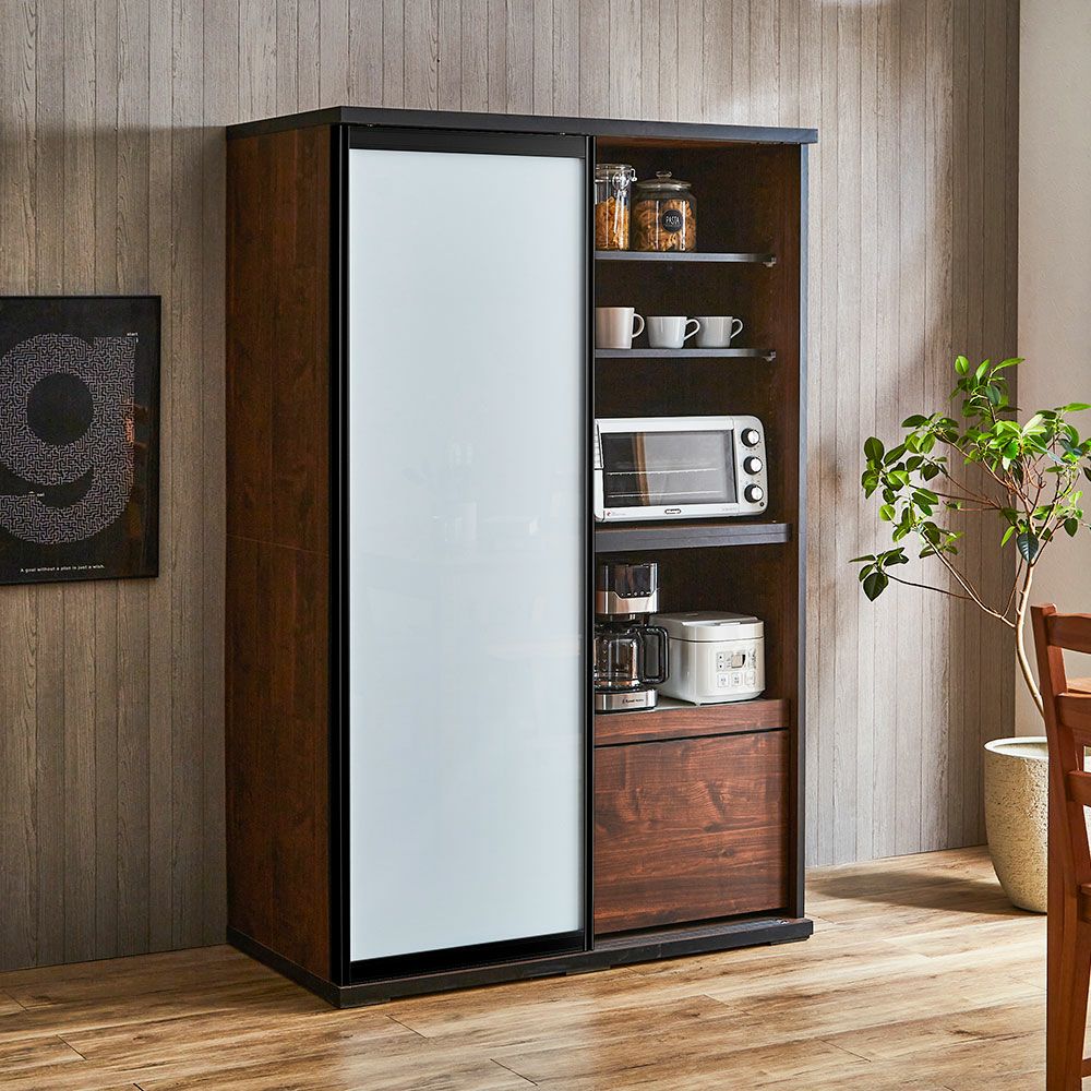 横スライド扉でキッチン導線もスムーズ 家電も収納できる引き戸食器棚