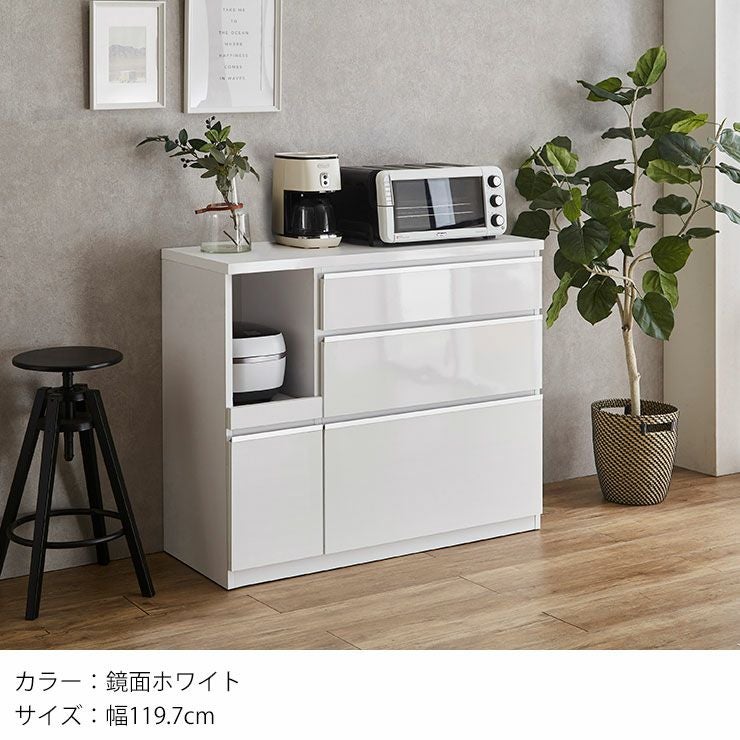 ブラックとホワイトのストーン柄が生む重厚感