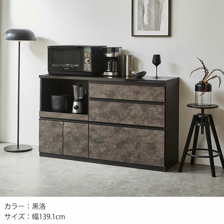 収納力と使い勝手を両立したロータイプ食器棚