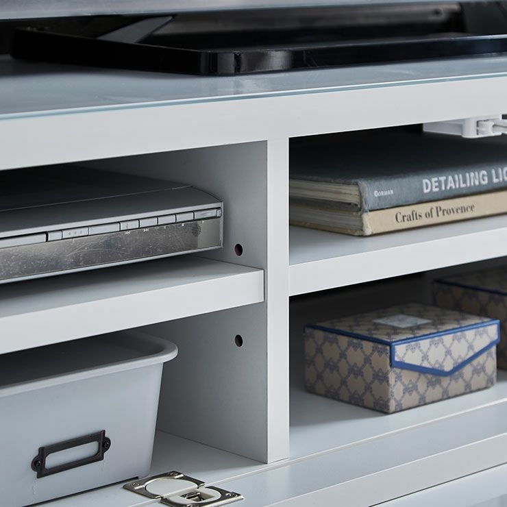 鏡面ガラスの光沢が空間に高級感をプラス