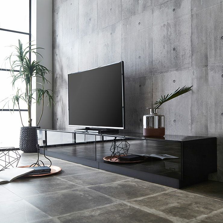 大容量収納と中央オープンで配線がスムーズな設計