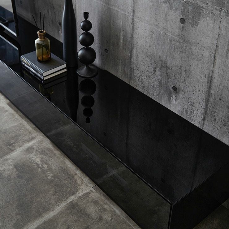 裏面中央が吹き抜けでAV機器を配置しやすい構造