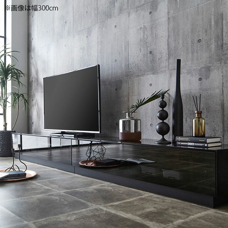 鏡面ガラスが光を反射する高級感ある幅250?300cmタイプ