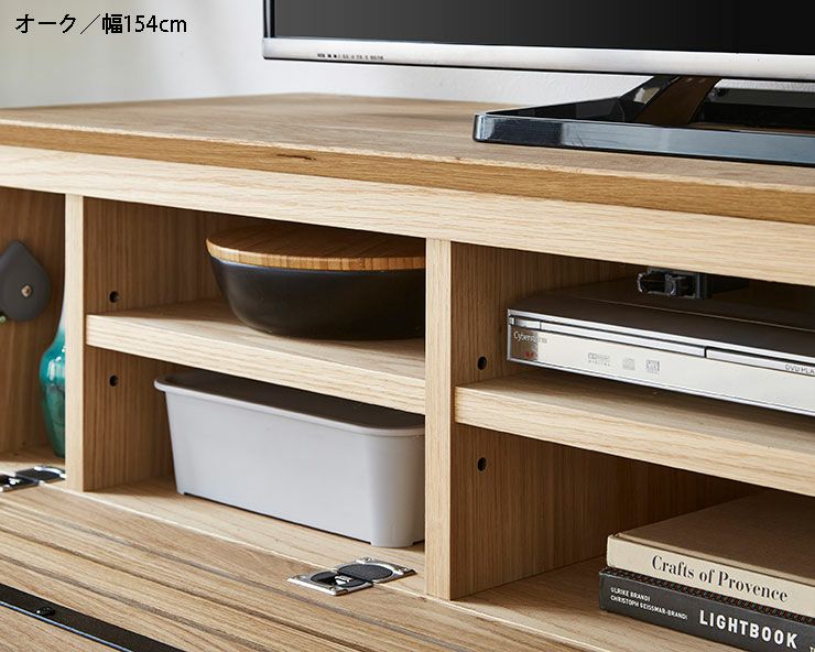 背面中央の吹き抜け構造で配線しやすい設計