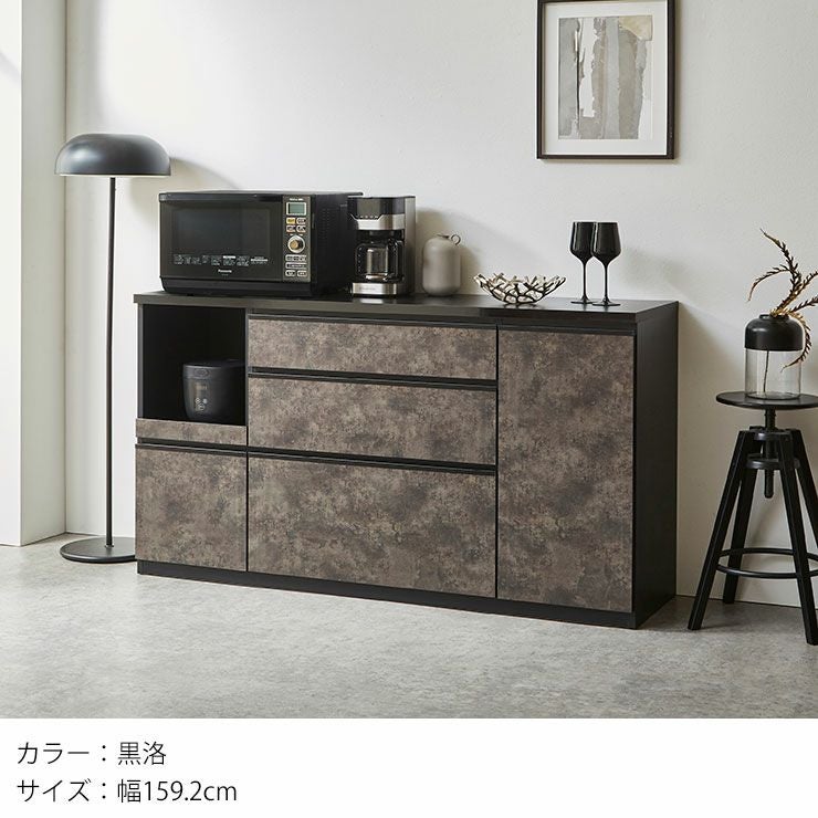 収納力と使いやすさを備えた食器棚アンサンブル