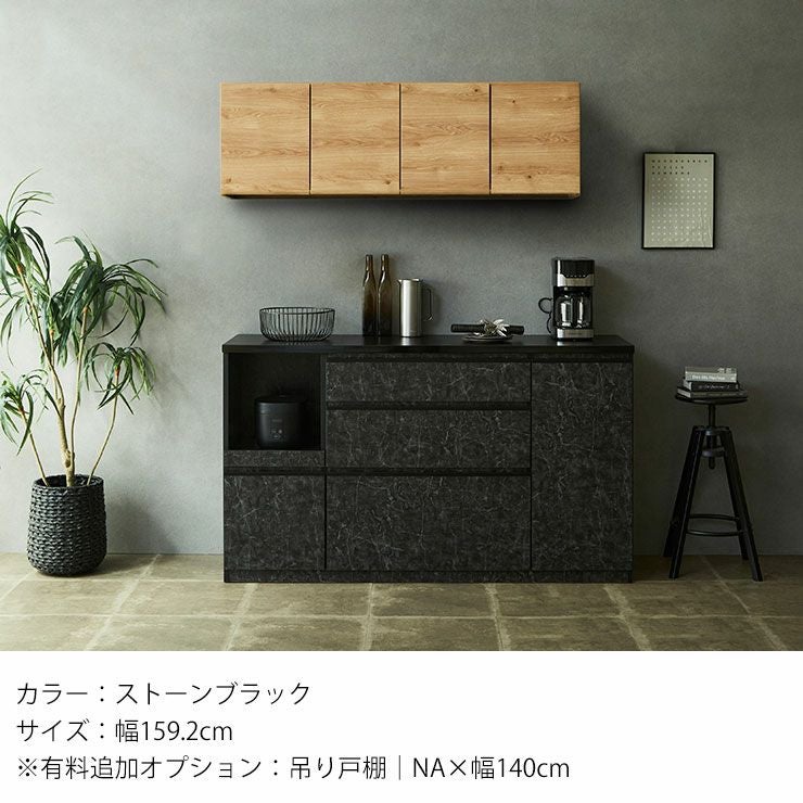 高さのある物も入る可動棚付き開き戸収納