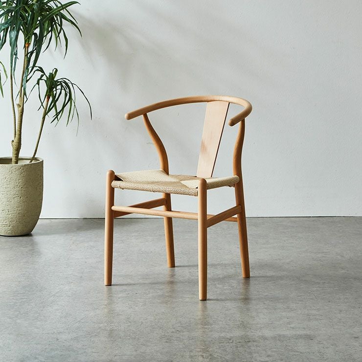 ブラック色チェアとオーク天板で引き締まった空間演出