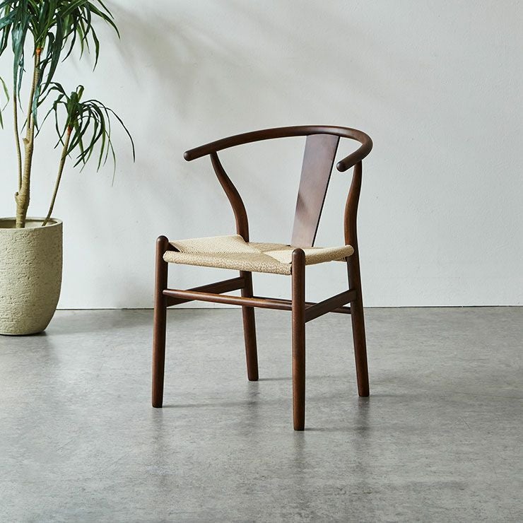 ブラウンチェアとウォールナット天板の落ち着いたコーデ