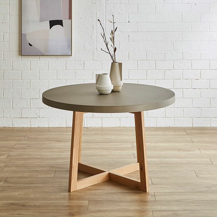 110cm角の天板で四人が程よい距離で囲めるサイズ感