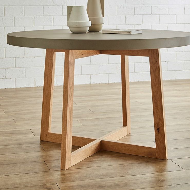 丸型テーブルで互いの顔が見え会話が弾むデザイン