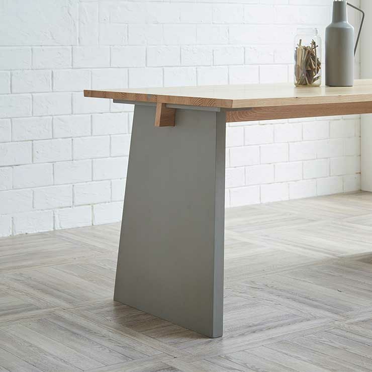 くすみグレー脚と木の質感が調和し高級感を演出