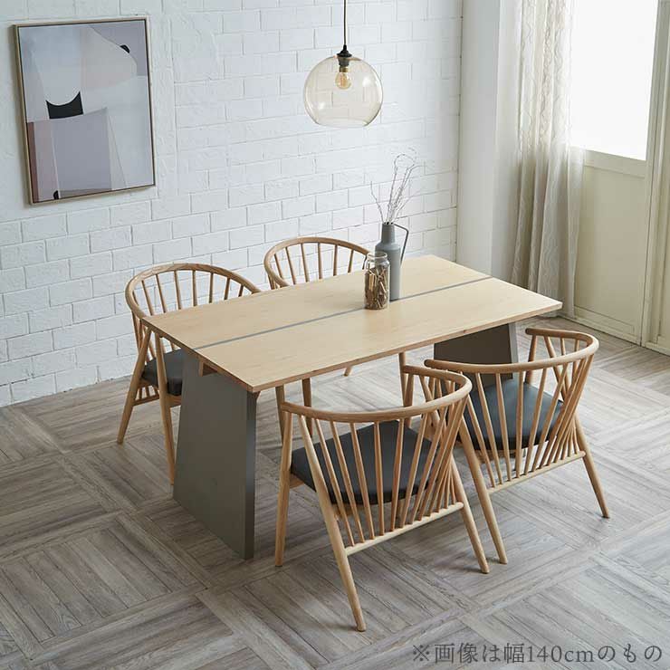 160×80cm天板で4人がゆったり座れるサイズ
