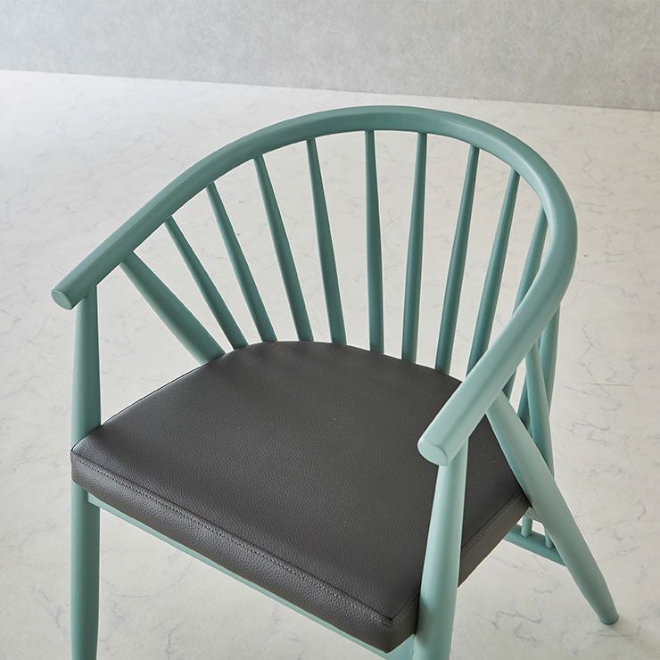 身体に沿う曲線フレームで座り心地の良いチェア