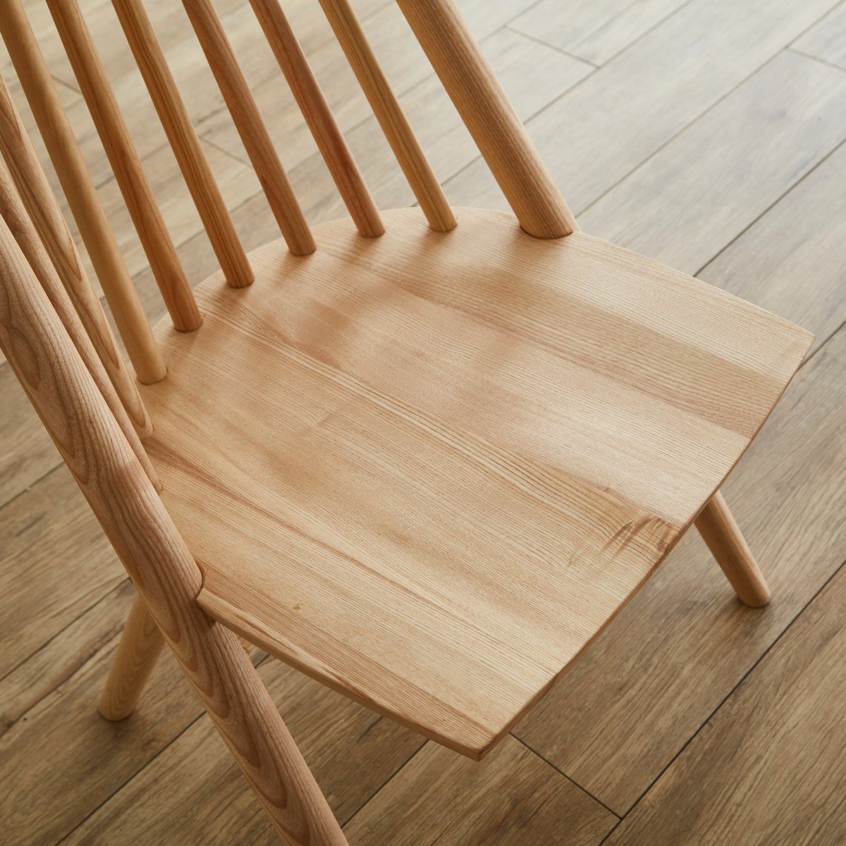 背もたれ形状が心地よい木製チェアRC503