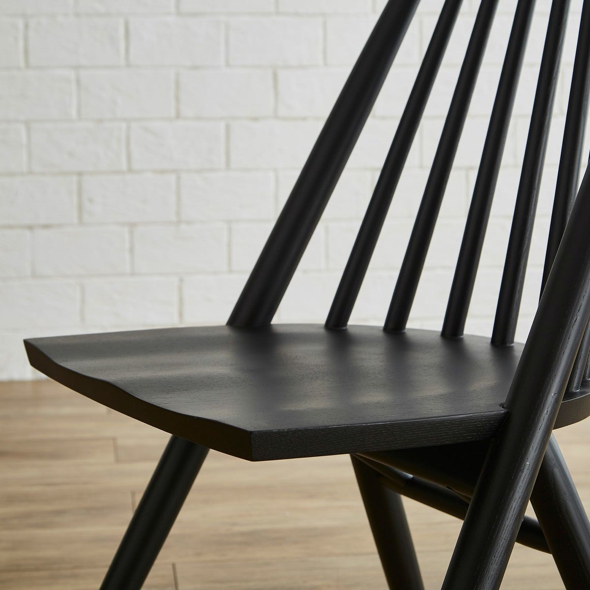 軽やかな印象の木製チェアRC503デザイン