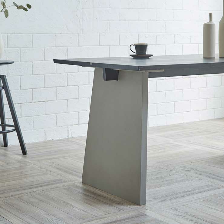 くすみグレー脚と木の温もりが調和した高級感ある仕上がり