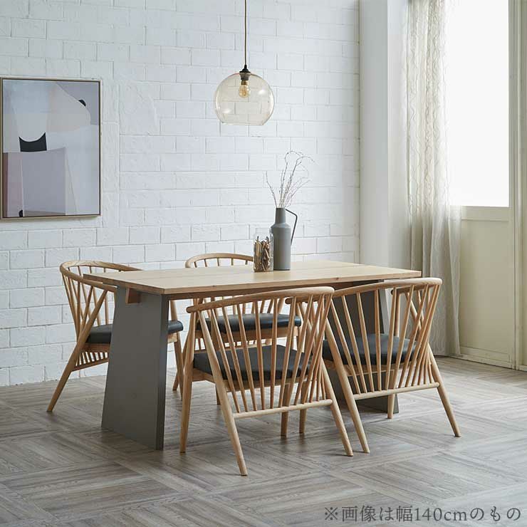 木の温もりとコンクリート調の力強さが調和した脚部