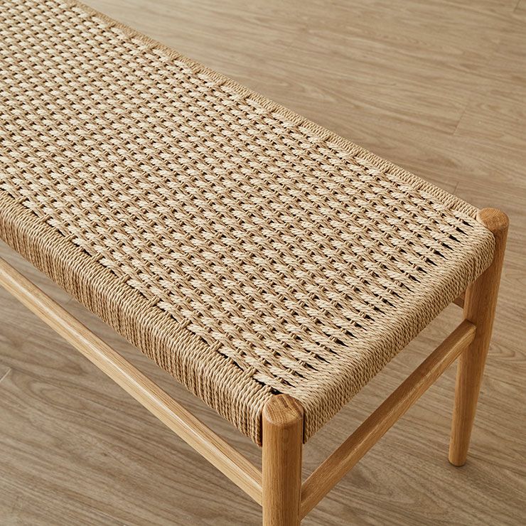 オーク材を使用した温かみあるベンチデザイン