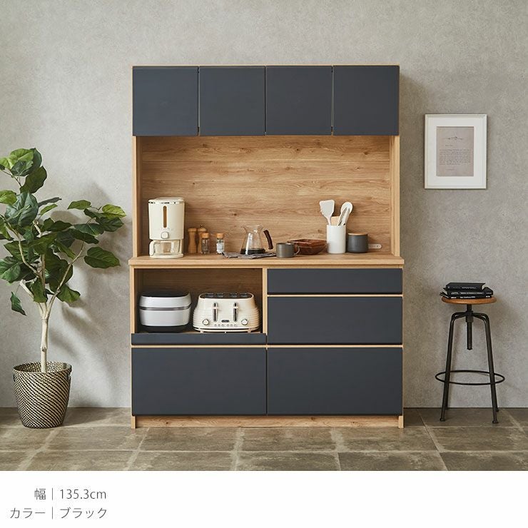 マット仕上げのグリーン食器棚 幅116.7cm