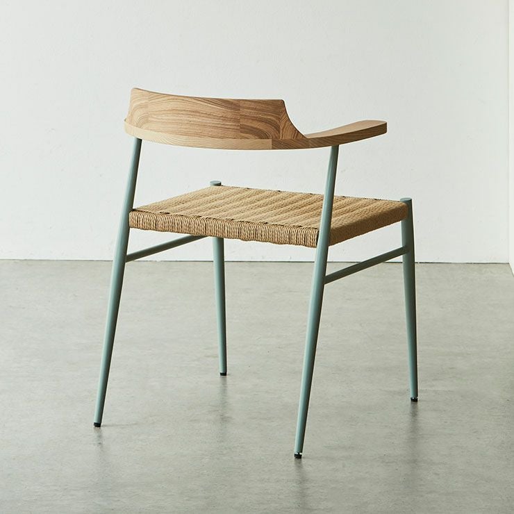 背もたれからアームまで曲線で体を支える設計